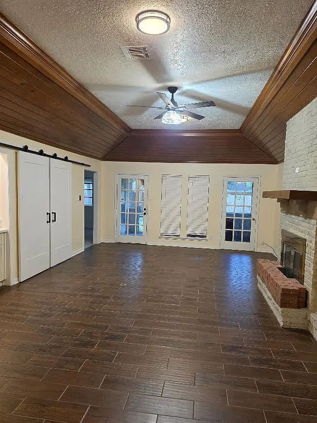 3 bed, 2010 sqft, $2,400 — Photo 1