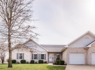 9943 Bending Oaks Dr, Lebanon, IL 62254