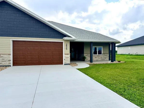 2555 Sutherland Dr, Worthington, MN 56187