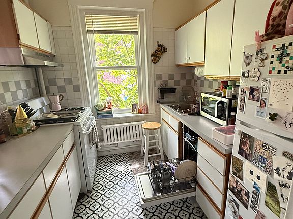 5th image of 193 Strathmore Rd APT 4