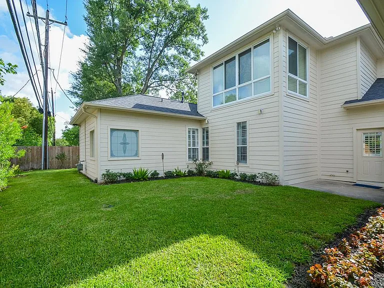 2326 Walnut Bend Ln — Photo 30