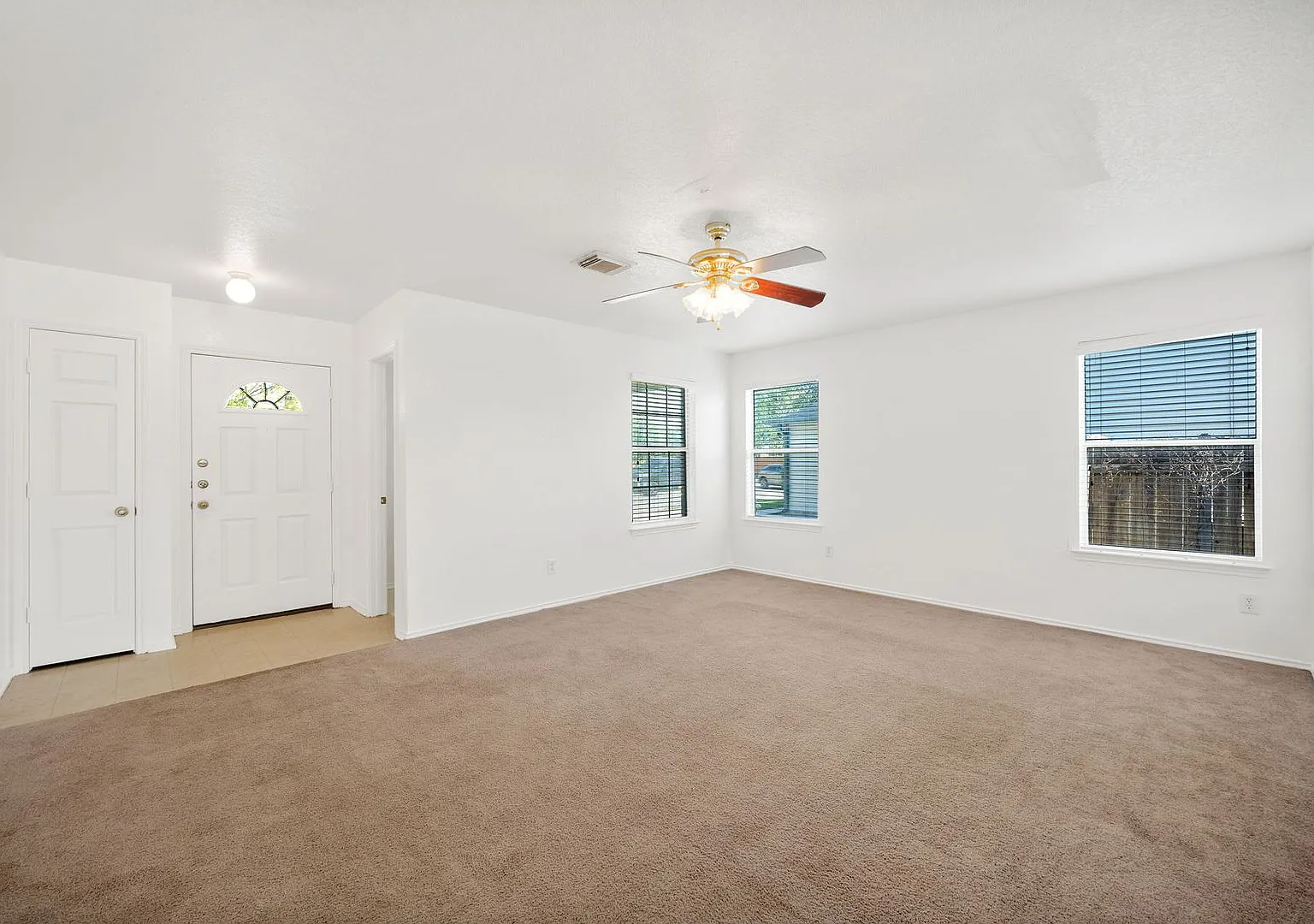 3 bedroom 2.5 bathroom located in Sagewood Subdivision — Photo 2