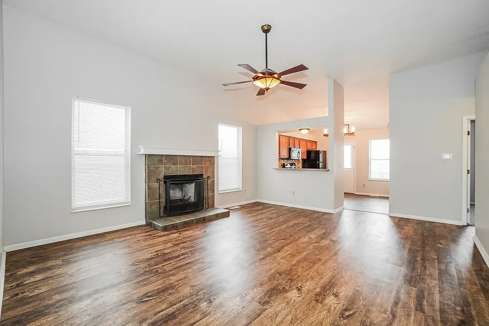 3 bed, 1.0 bath, 1186 sqft, $2,015 — Photo 3