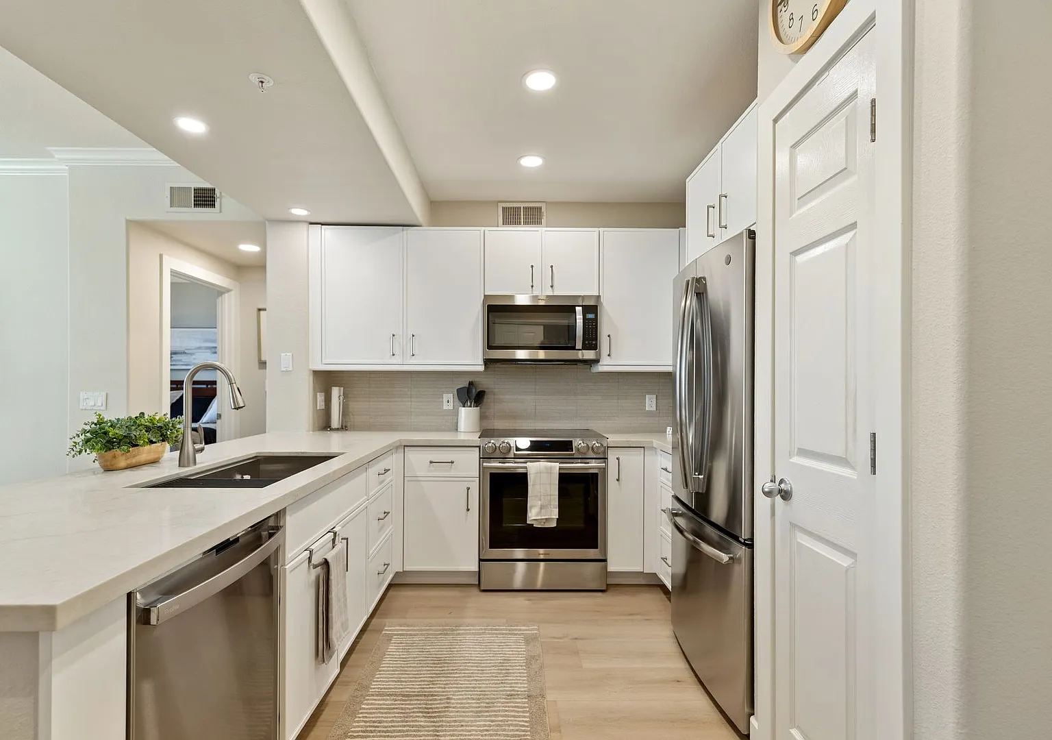 Remodeled 2 bedroom 2 bath at the Venu! — Photo 1