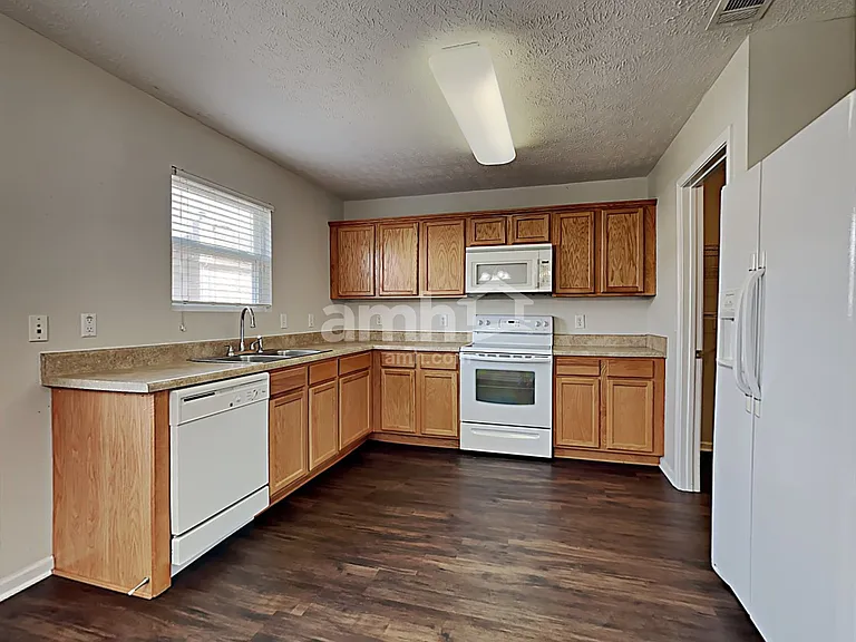 1316 Roxbury Ct — Photo 5