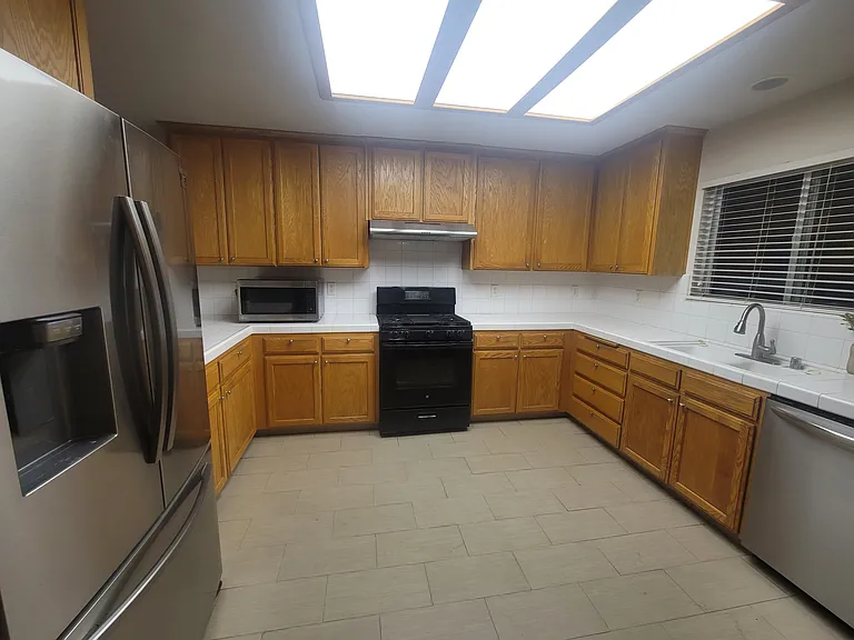 1033 Harbor Ct — Photo 5