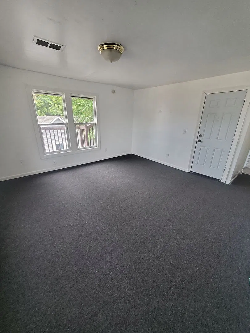 1027 Albert — Photo 3