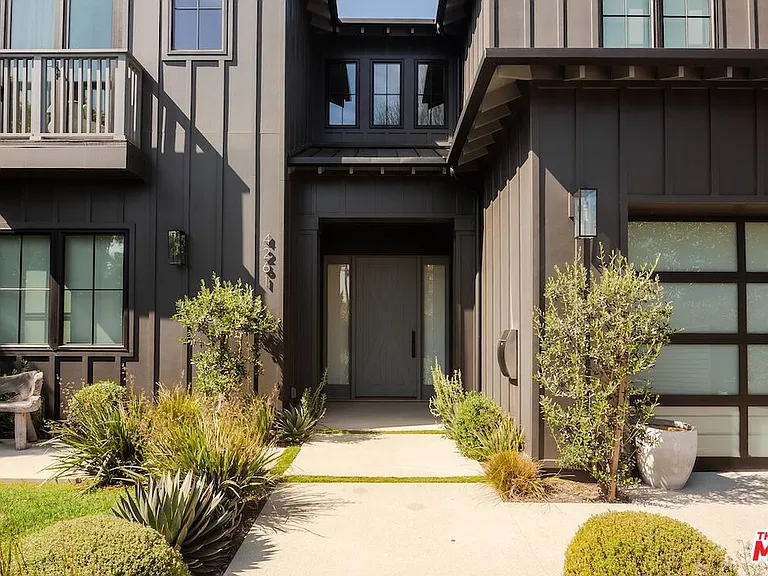 4261 Denny Ave — Photo 2