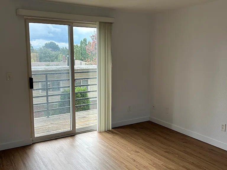 1811 E Reserve St #B10 — Photo 2