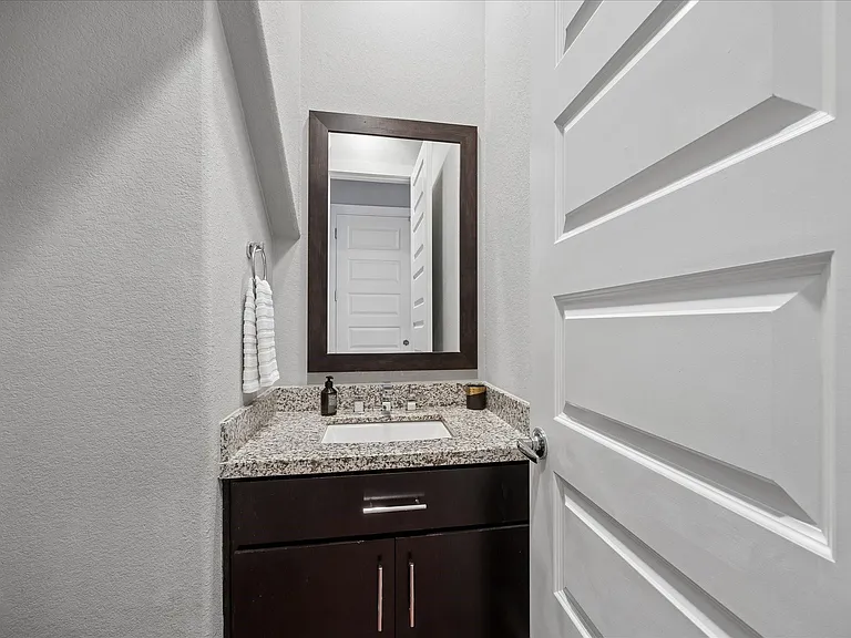 2410 Couch St — Photo 17