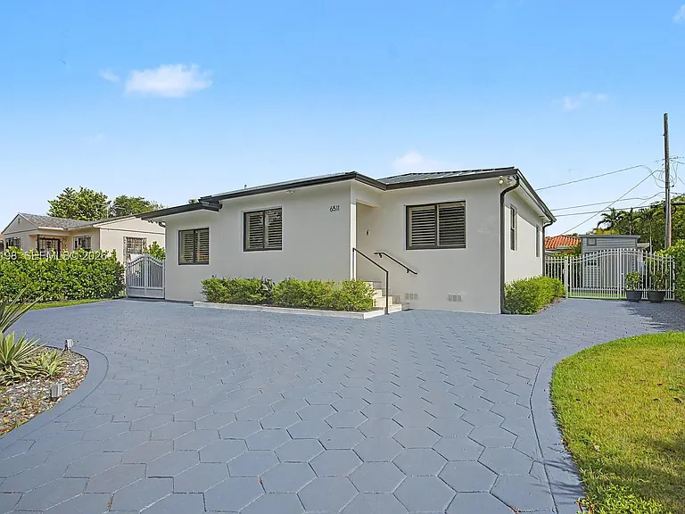 6511 SW 18th St — Photo 20