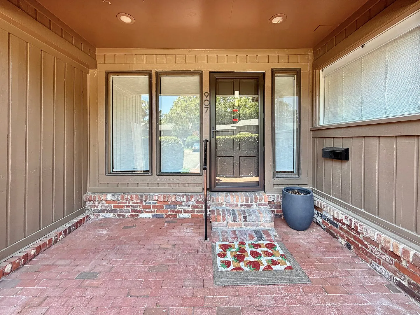 907 Oak Tree Drive — Photo 2