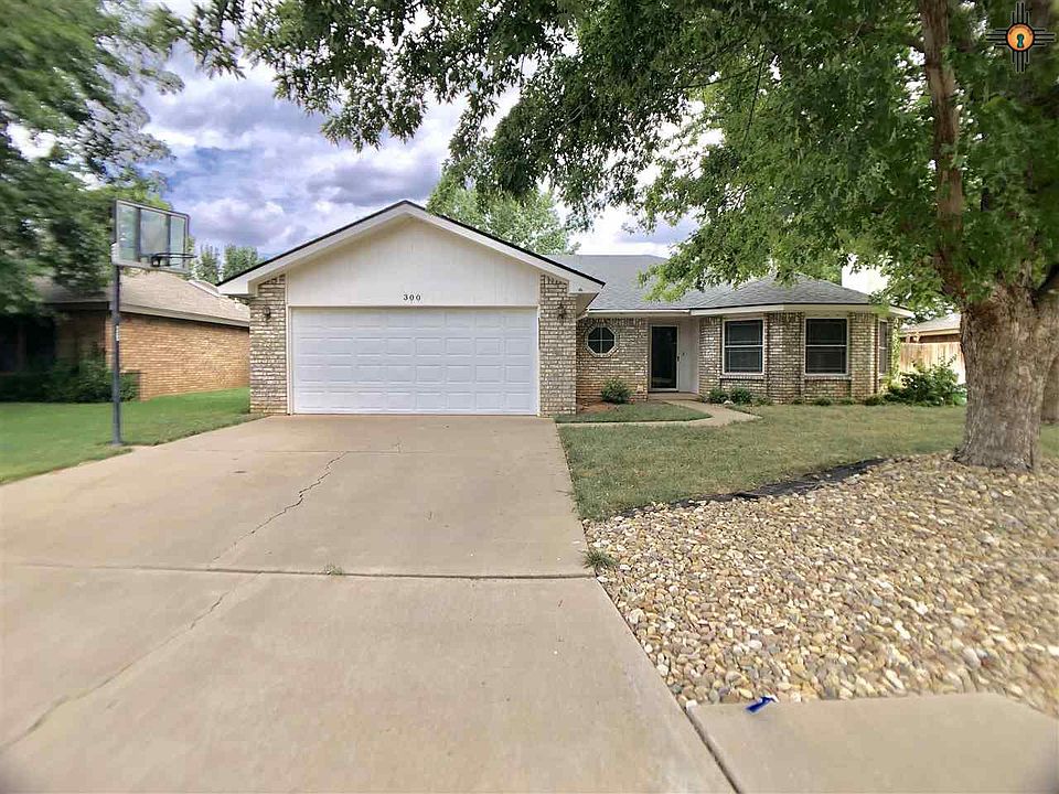 1st image of 300 Rosewood Dr