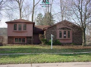 46 Pineview Dr, Troy, MI 48085