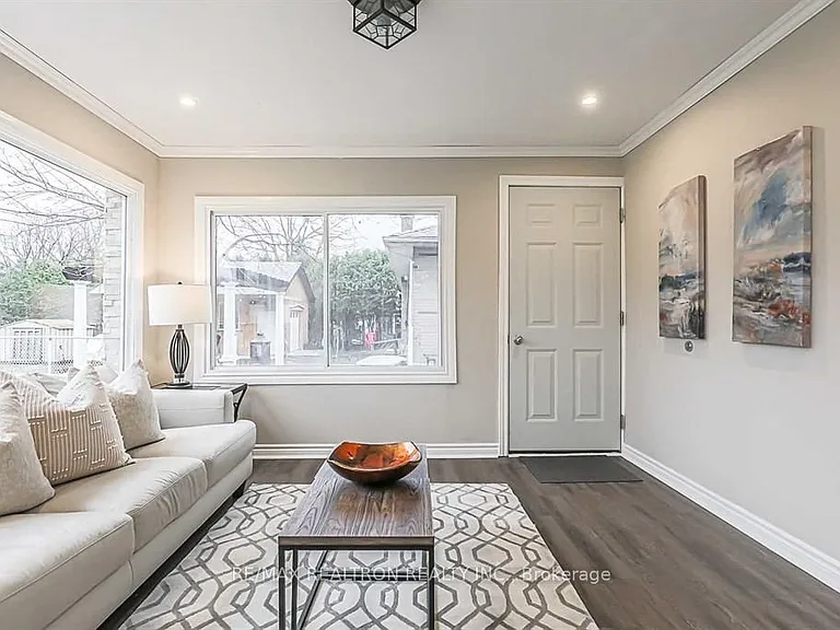 917 Henry St — Photo 23