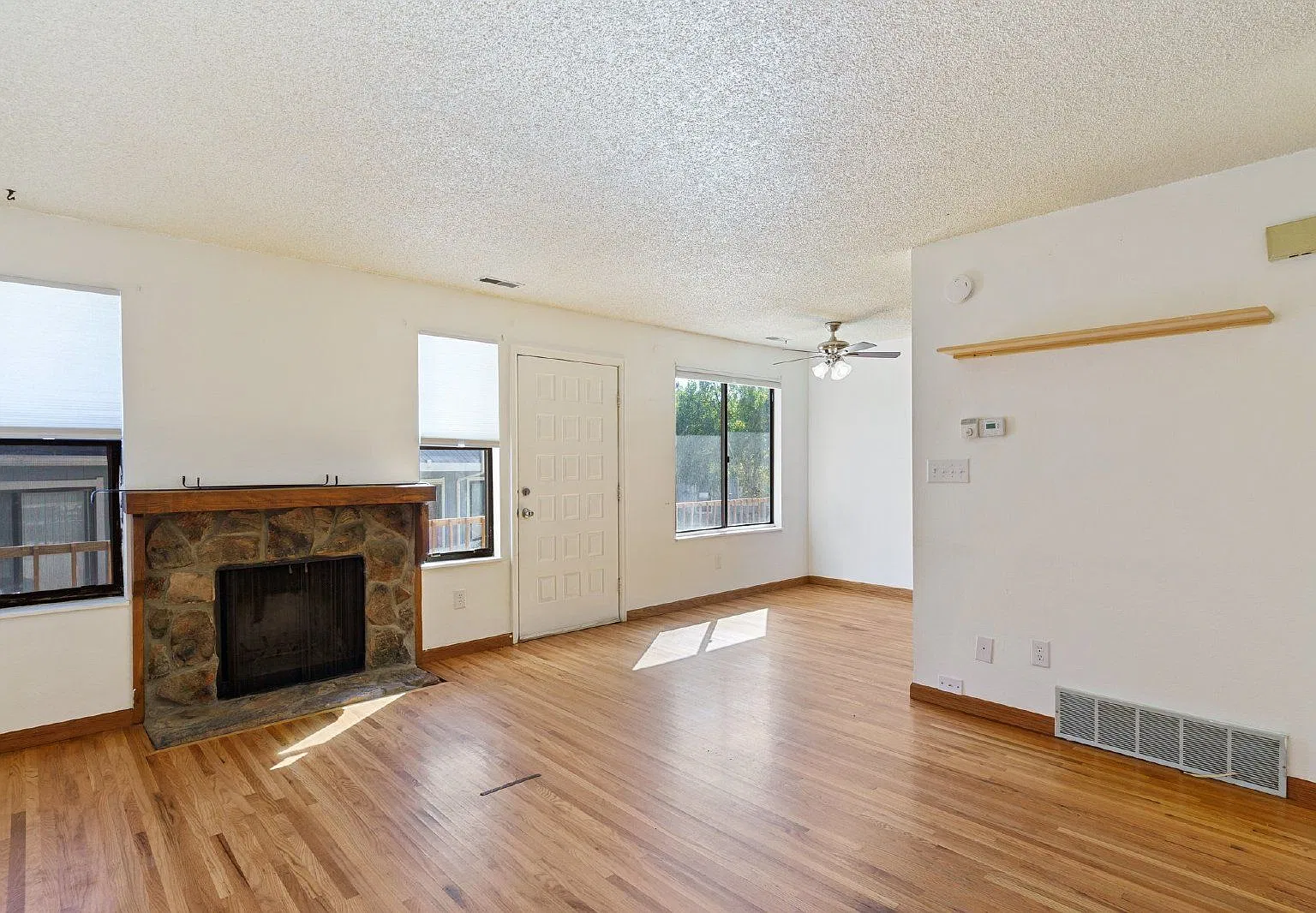 2 bed, 1.5 bath, 1003 sqft, $1,550 — Photo 4