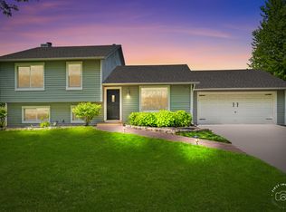 30W736 Whispering Winds Dr, Naperville, IL 60563