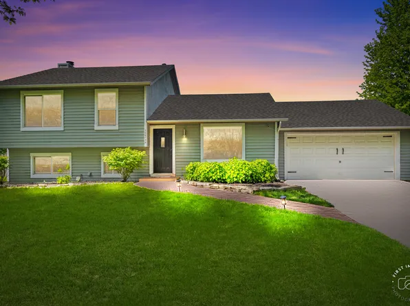 30W736 Whispering Winds Dr, Naperville, IL 60563