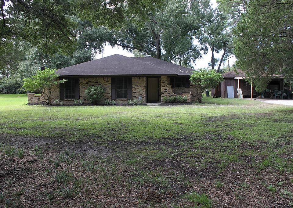 Great opportunity for a home/business set up located on over 1 acre of unrestricted property. 3 bedrooms, 1 and 1/2 baths this home was redone after flooding from Harvey.