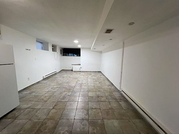 4th image of 277 Seguine Ave #1