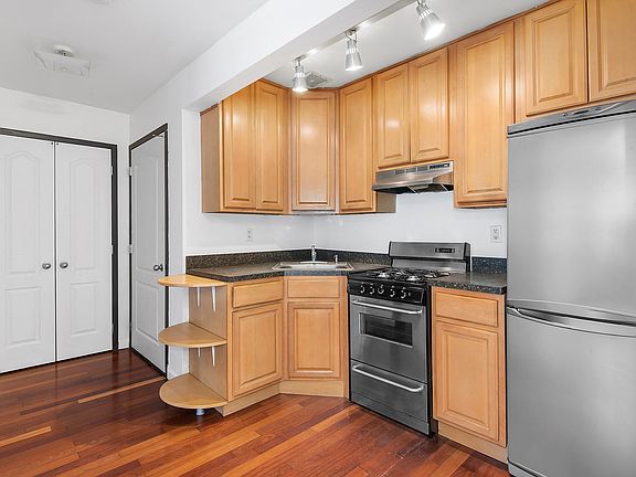 4th image of 122 Boerum St APT 1R