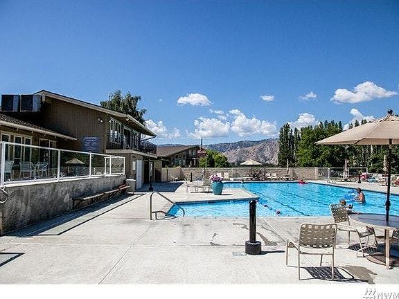 Beautiful large pool