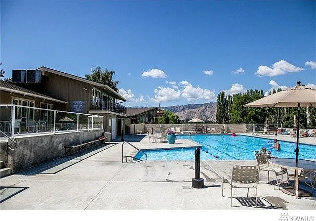 Beautiful large pool