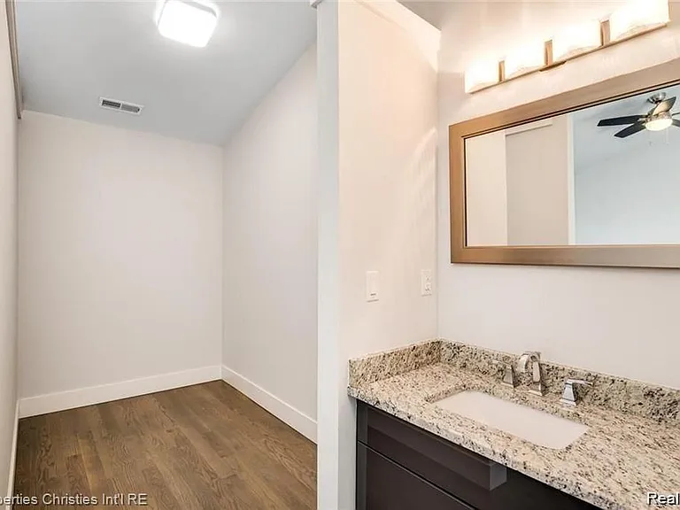 642 W Eleven Mile Rd — Photo 18