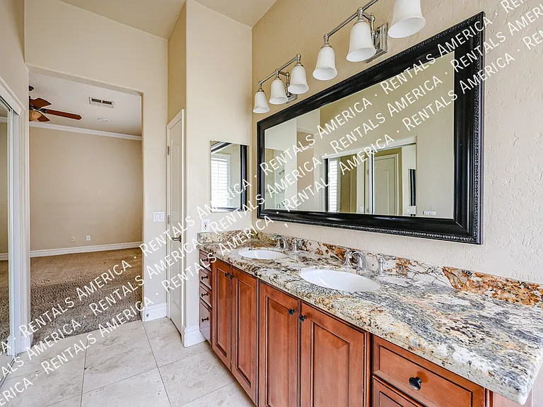 2211 W Olive Way — Photo 32