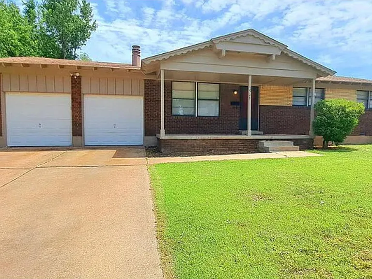 3508 Meadowbrook Dr — Photo 1
