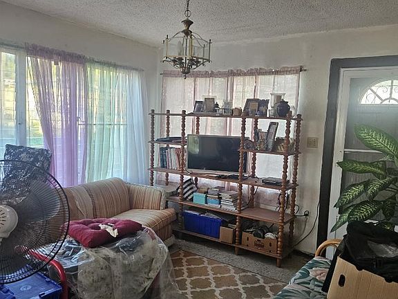 4th image of 305 Strawberry Hill QU
