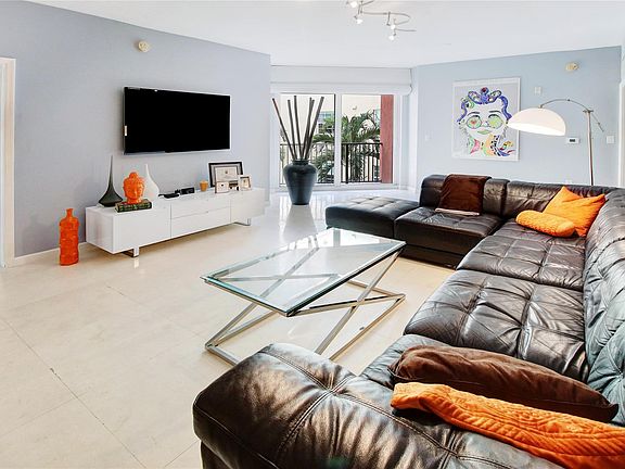 4th image of 225 NE 1st Street #303