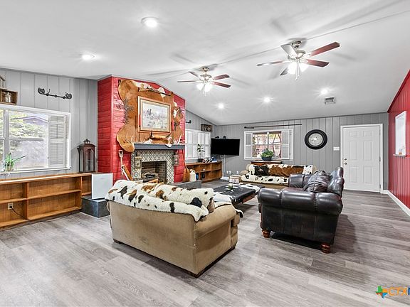 2nd image of 205 Live Oak Dr