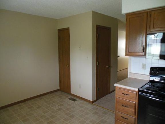 5th image of 629 NE English Manor Dr APT D