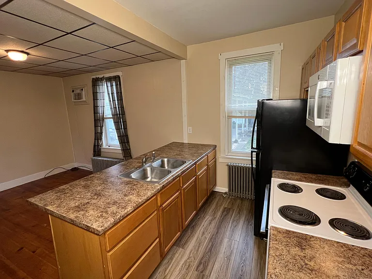 206 E Market St — Photo 3