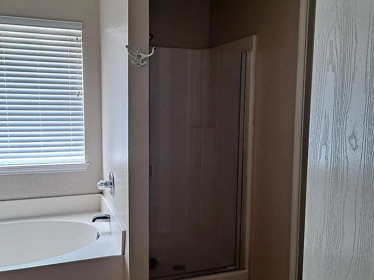 100 Oak Hollow Ln — Photo 8