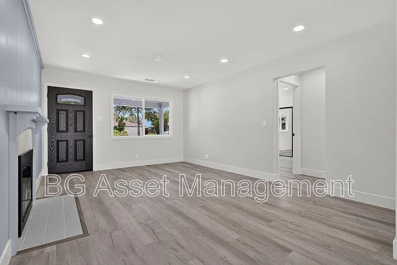 3 bed, 2.0 bath, 1269 sqft, $3,450 — Photo 2