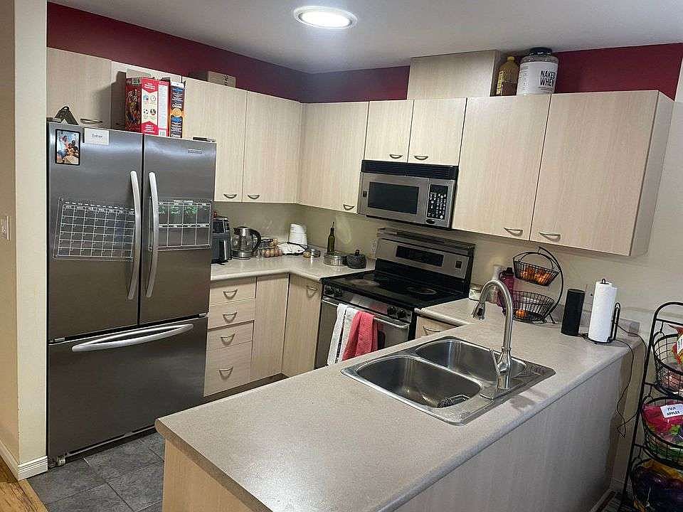 1st image of 1549 Lovell Cres