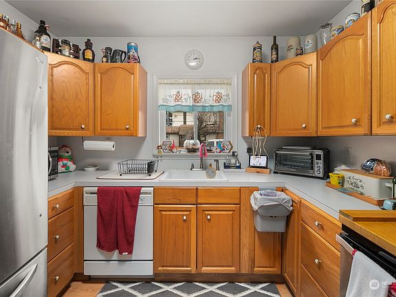 3rd image of 1104 W Cota Street