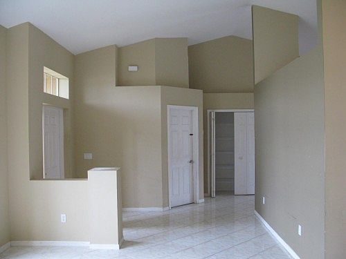 4th image of 404 SW Alcan Dr