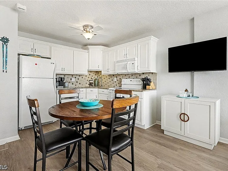 7330 Estero Blvd #906 — Photo 2