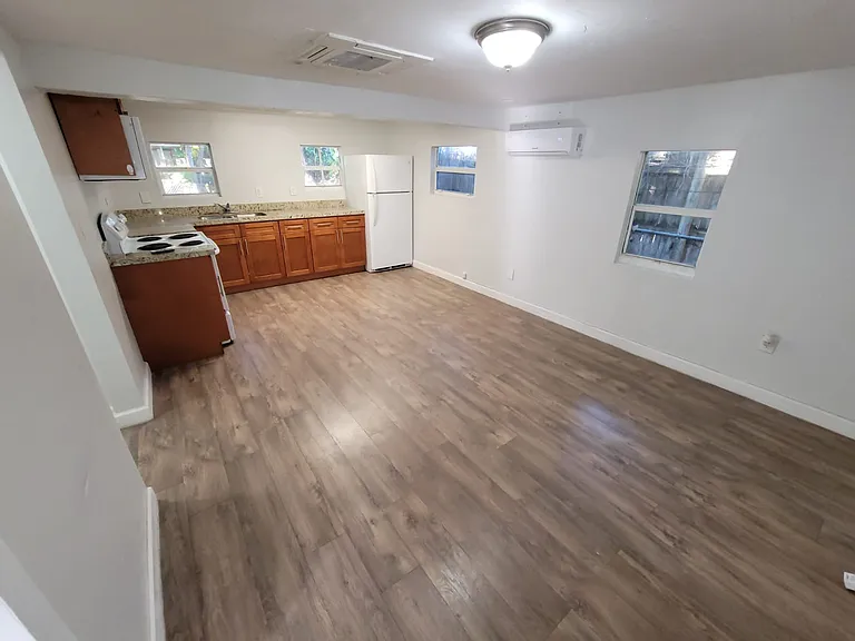 210 SW 7th St — Photo 13
