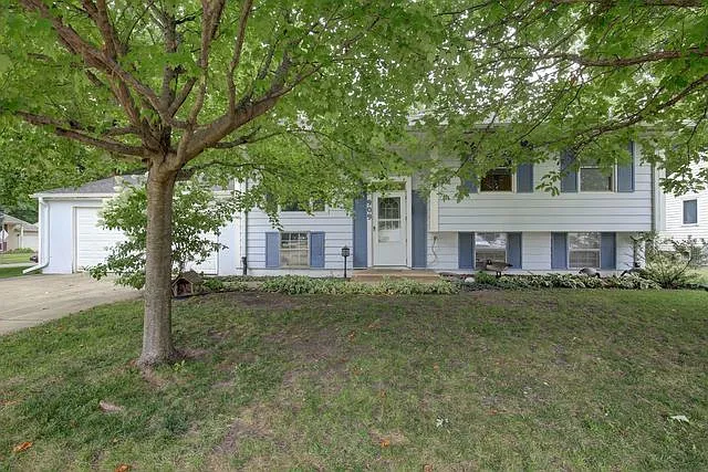 909 Oakcrest Dr photo 1