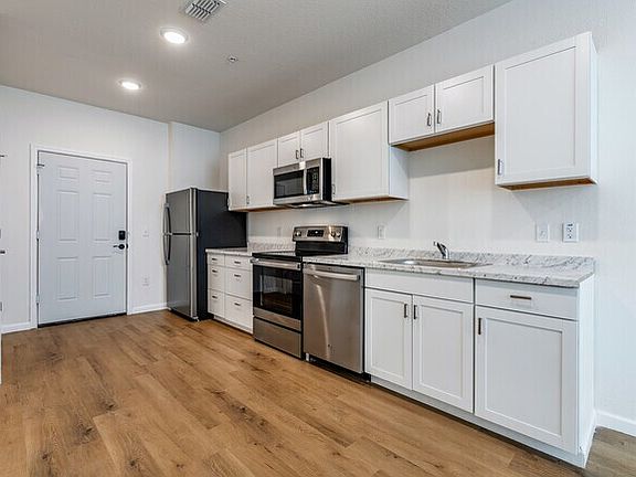 5th image of 1003 W 14th St #210