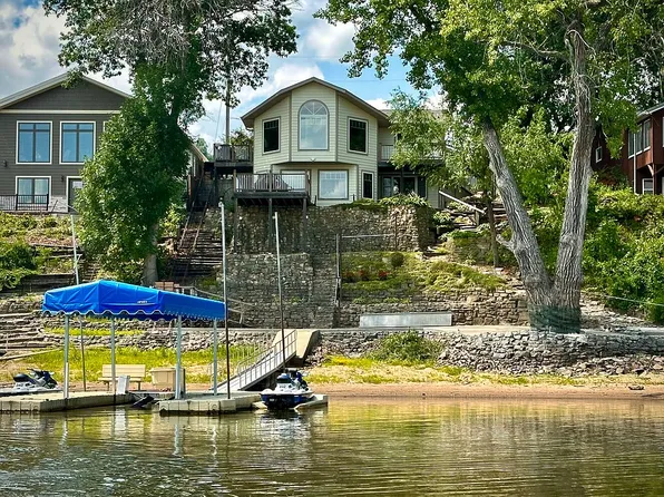 343 Sandy Point Rd, Harpers Ferry, IA 52146