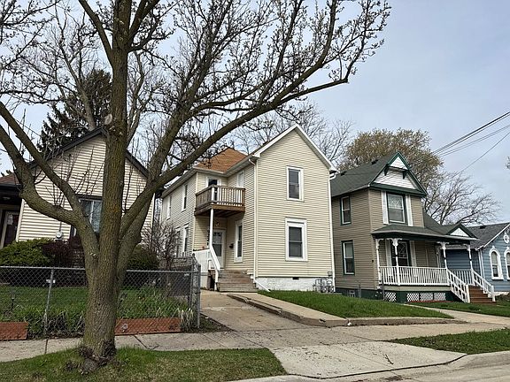 3rd image of 922 Racine St