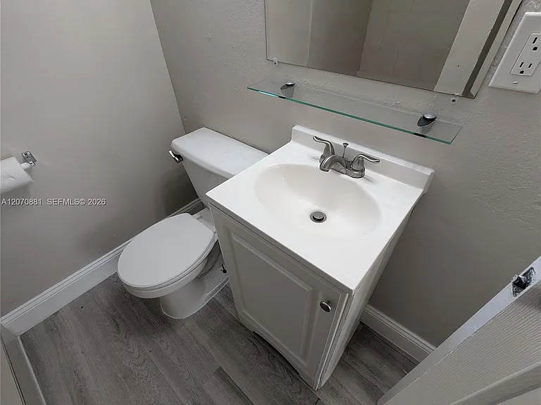 2300 Douglas St #7 — Photo 15