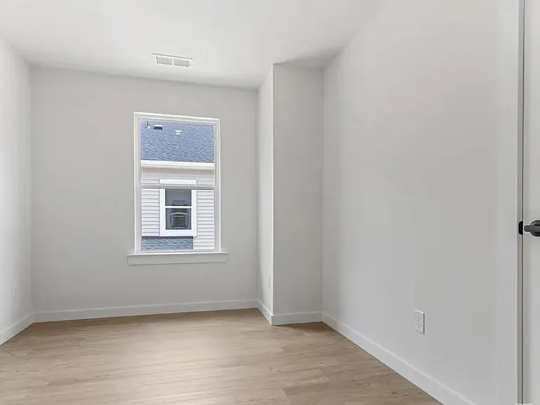 1038 12th St NE — Photo 8