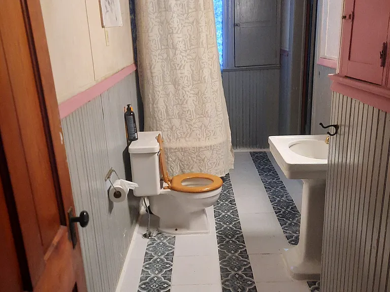 Second floow bathroom