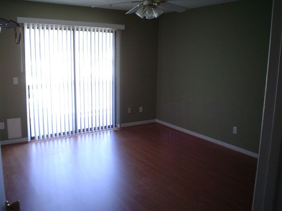 Masterbedroom, leads to large deck